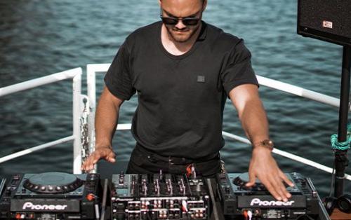 Comment trouver le bon DJ pour le mariage d'un proche