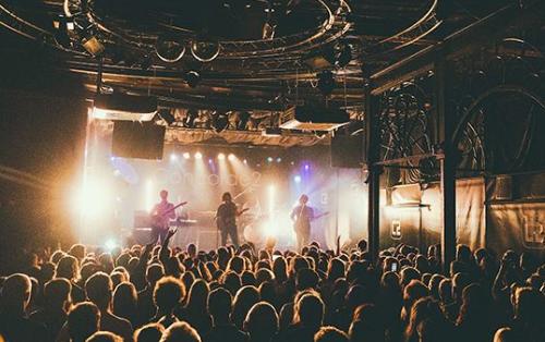 La Musique Live vs. les Sets Préenregistrés : Avantages et Inconvénients