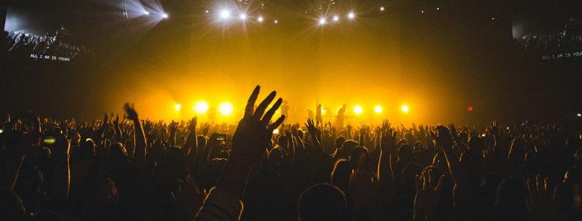 Concerts intimistes vs. Stades géants : l'expérience musicale