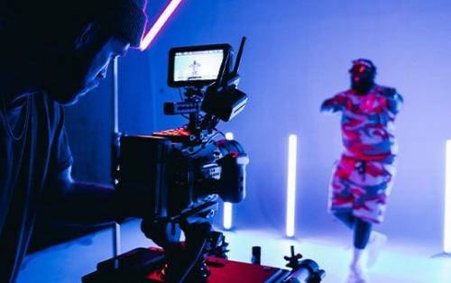 12 Vidéoclips Extraordinaires : Un Festin Visuel de Créativité Musicale