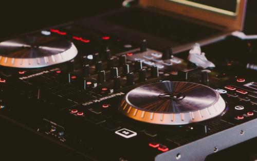L'Intelligence Artificielle : Une Révolution pour les DJs ?