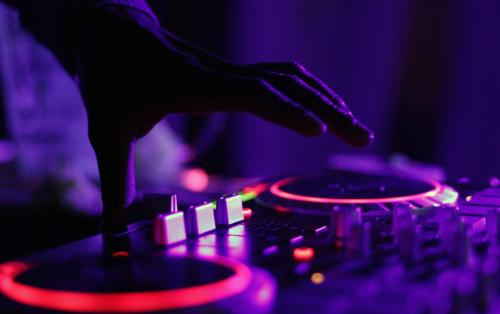 Top 5 des DJ à réserver pour animer votre soirée d'entreprise à Poitiers