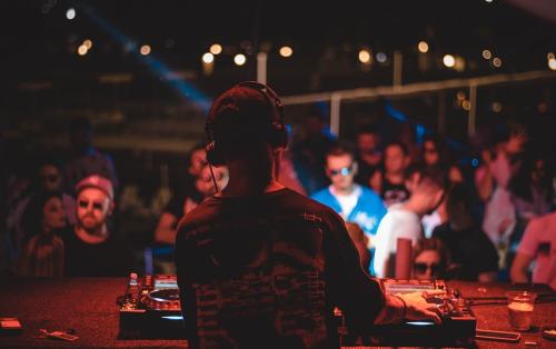 Reconnaître un DJ de confiance : 5 indices infaillibles
