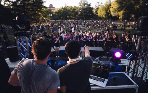 Comment choisir le meilleur DJ pour animer un baptême ?