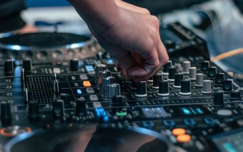 Quel est le meilleur DJ à Brest pour animer une fête d'entreprise ?