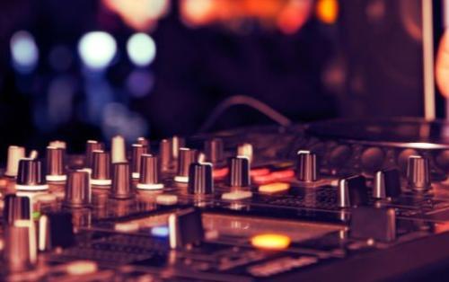 Comment choisir le bon DJ pour votre événement d'entreprise ?