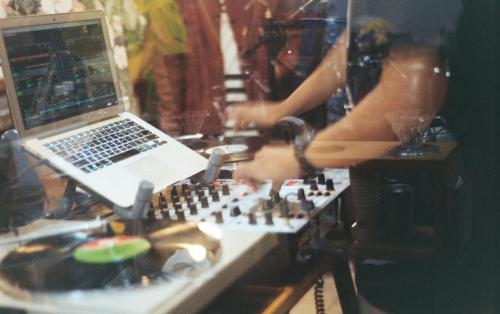 Animation DJ : les meilleures playlists pour un anniversaire réussi à Paris