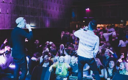 Les dernières tendances en animation DJ pour votre soirée de Noël corporate