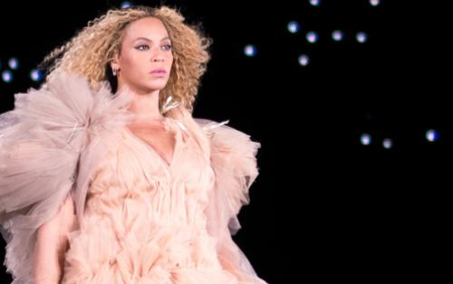 Beyoncé en France : une tournée monumentale et un triomphe aux Grammy Awards