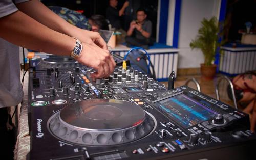 Vin d'honneur au Havre : faites vibrer vos invités avec un DJ talentueux !