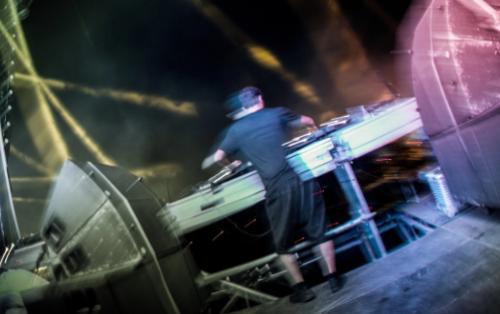Le mashup live : quand le DJ devient créateur sur scène Le mashup live : quand le DJ devient créateur sur scène