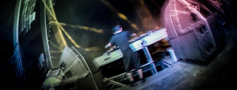 Le mashup live : quand le DJ devient créateur sur scène Le mashup live : quand le DJ devient créateur sur scène