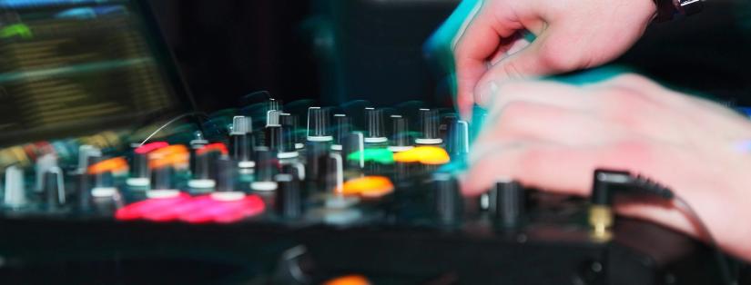 Le Rôle des DJ dans l’évolution de la musique électronique : de la scène underground aux festivals mondiaux