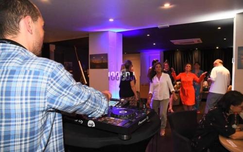 Thèmes populaires et playlists tendances pour votre soirée étudiante à Paris