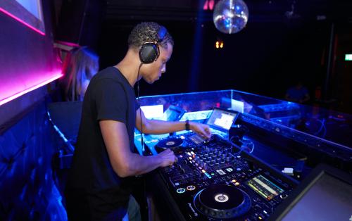 Pot de départ à Boulogne-Billancourt : Choisissez un DJ pas cher