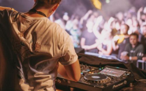 Les DJ performers : quand la musique devient un spectacle Les DJ performers : quand la musique devient un spectacle