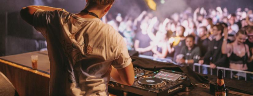 Les DJ performers : quand la musique devient un spectacle
