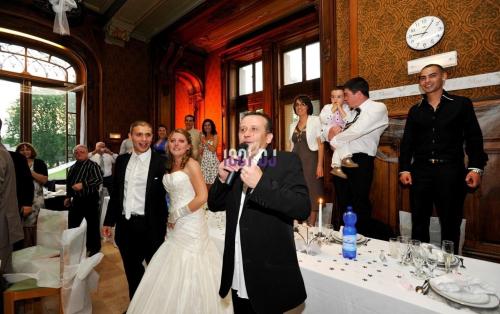 Animation karaoké et jeux de lumière : top des meilleurs DJ mariage à contacter