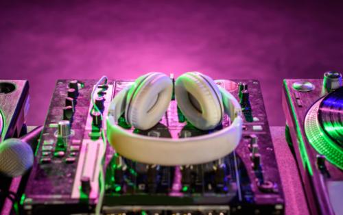 DJ et intelligence artificielle : vers une personnalisation musicale ultime