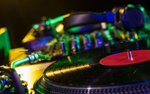 Top 10 des prestations DJ pour ambiancer vos soirées estivales