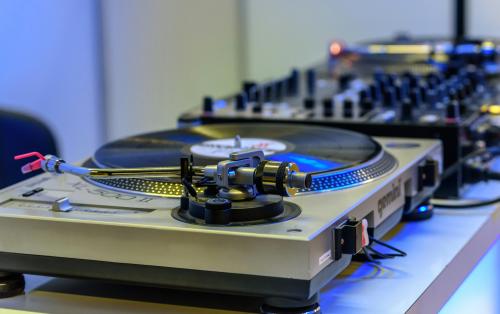 Formules DJ tout compris pour mariage : packs clé en main