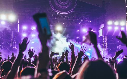 Les nouveaux formats live : DJ en extérieur intimiste (jardins, rooftop)