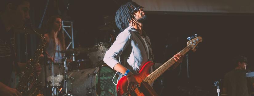 La fin d’année en musique : pourquoi novembre est le moment idéal pour réserver son DJ ou son groupe live ?