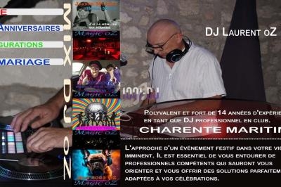 Un DJ mixant sur des platines dans un cadre intérieur, entouré d'affiches promotionnelles.