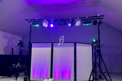 Installation d'éclairage de scène avec projecteurs colorés et panneaux lumineux dans une pièce sombre.