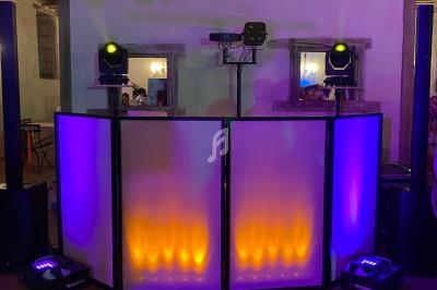 Installation de matériel de sonorisation et d'éclairage avec des lumières colorées dans une salle de réception.