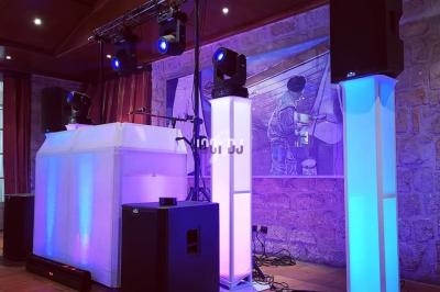 Installation de matériel de sonorisation et éclairage avec enceintes, projecteurs et table de mixage dans une salle en…