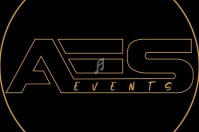 Logo avec le texte ’AES Events’ en lettres dorées sur fond noir, entouré d'un cercle fin doré.
