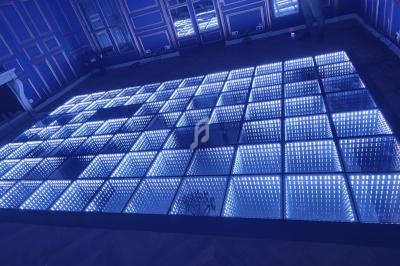 Plancher lumineux composé de carreaux rétroéclairés bleus dans une pièce aux murs décorés de moulures dorées.