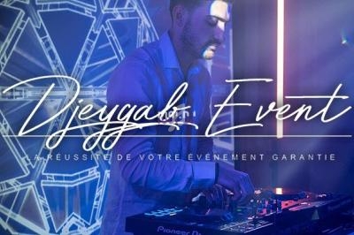 Un DJ mixant sur une console dans une ambiance lumineuse avec des néons et des motifs géométriques en arrière-plan.