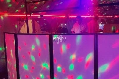 Je ne peux pas identifier les personnes sur cette image, mais voici une description alternative : ’Console de DJ éclairée…