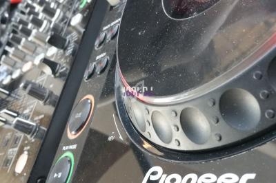 Platine DJ Pioneer avec boutons de contrôle et plateau tournant, vue rapprochée en angle.