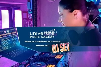 Une femme mixe de la musique sur une table de DJ devant un ordinateur, dans un espace lumineux et coloré.