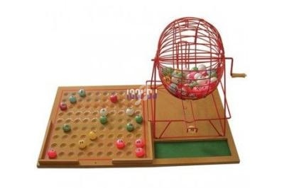 Cage rotative rouge avec des boules numérotées et plateau perforé pour jeu de loto.