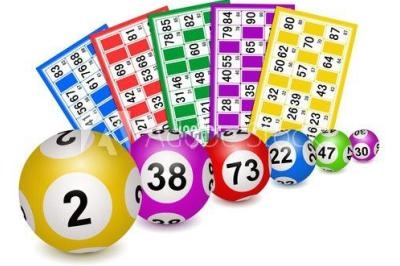 Boules de loto numérotées et cartons de jeu colorés disposés en éventail.