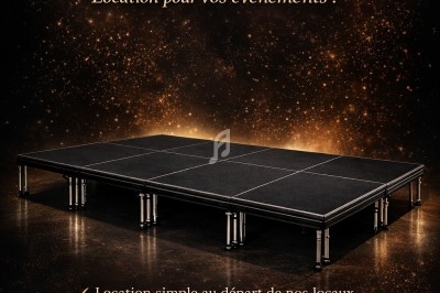 Scène modulaire éclairée sur fond sombre, proposée à la location pour divers événements.