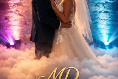 Un couple en tenue de mariage danse dans une ambiance lumineuse colorée avec un effet de fumée au sol.