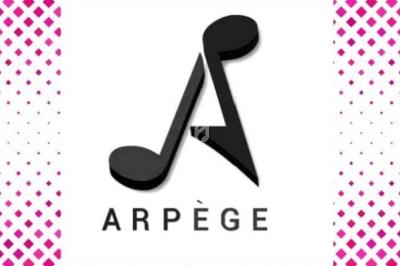 Logo avec une lettre A stylisée formée par deux notes de musique noires, sur fond blanc avec motifs roses.