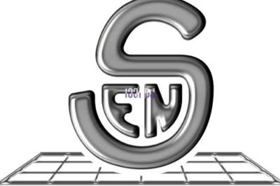 Logo argenté en relief avec les lettres ’SEN’ stylisées, posé sur une grille, accompagné du texte ’LICENCE 2 MIX’.