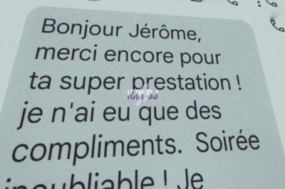 Message de remerciement affiché sur un écran, exprimant satisfaction pour une prestation réussie lors d'une soirée.