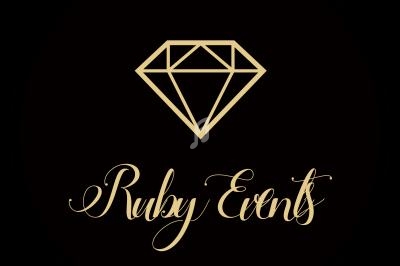 Logo avec un diamant doré stylisé au-dessus du texte ’Ruby Events’ en écriture cursive dorée sur fond noir.