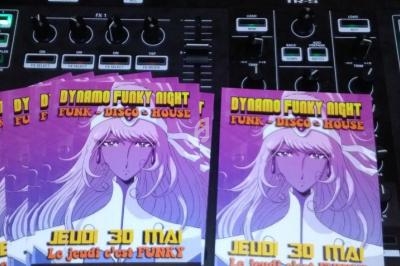 Deux flyers colorés pour un événement musical posés sur une table de mixage avec des CD en arrière-plan.