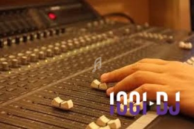 Main ajustant des curseurs sur une console de mixage audio dans un studio.