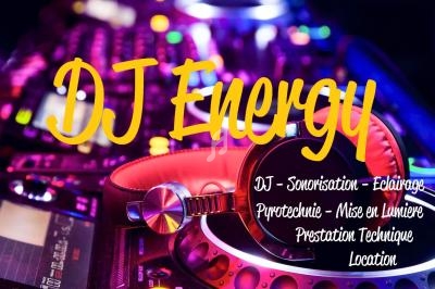 Platines de DJ avec casque audio posé dessus, éclairage coloré en arrière-plan et texte promotionnel superposé.