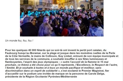 Une foule dense rassemblée de nuit sur une place illuminée, avec des discours et des animations festives.