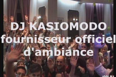 Groupe de personnes souriantes levant les mains dans une salle éclairée, avec un texte en surimpression mentionnant un DJ.